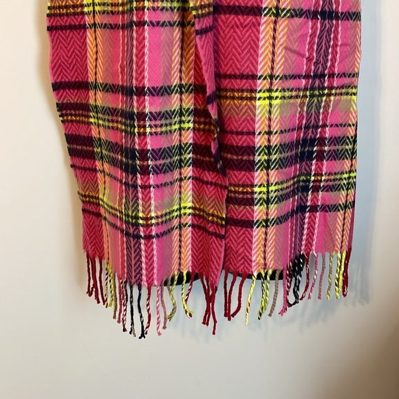 100% Cashmere Made in Scotland Pink Plaid Scarf with Fringe - Picture 3 of 13